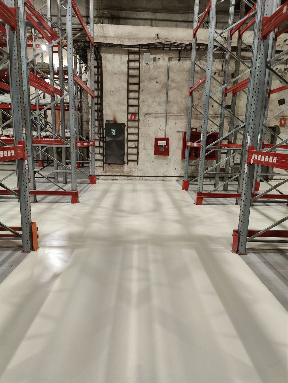 Полиуретан‑цементное покрытие — Складское помещение
